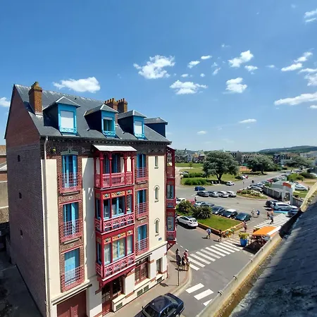 Les Bains De *